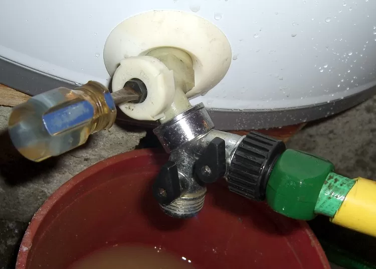 Rinsing the water heater with cold water